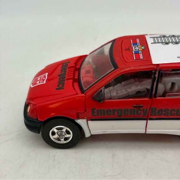 Transformers Universe Deluxe RATCHET Weapons Emergency Rescue SUV (No Weapons) - Picture 6 of 10